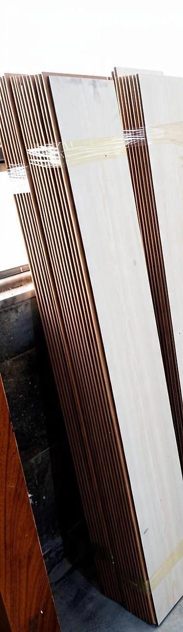 12 mm qalınlıqda laminat döşəmə satılır. Ümumi sahə: 52 m². Lövhələr