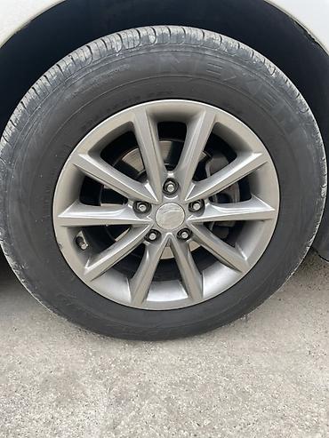 Шиналар жана дисктер: Комплект оригинальных литых дисков Hyundai с шинами R16 очен срочно — 4