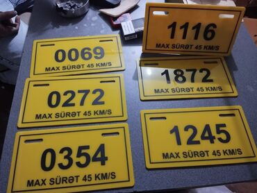 Avtomobil üçün alətlər: Sarı rəngli, düzbucaqlı formada moped nömrə nişanları. Hər bir nömrə