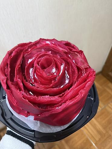 Qida məhsulları: Qırmızı qızılgül formalı tort - Dizayn: Üst hissəsi qızılgül ləçəkləri — 1