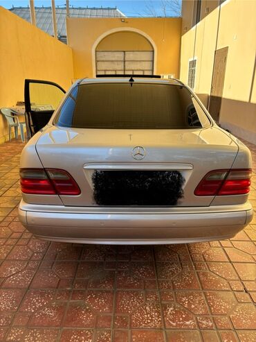 Mercedes-Benz: Mercedes-Benz E-Class (W210) sedan, gümüşü rəng. - İkiqat dairəvi ön — 4