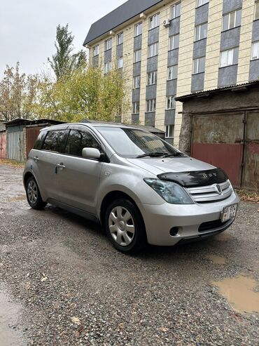 Toyota: Toyota ist: 2004 г., 1.3 л, Автомат, Бензин, Седан