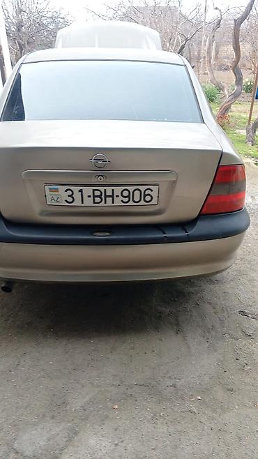 Opel: Opel Vectra sedan - Kuzov: 4 qapılı sedan, bej rəng - Mühərrik — 5