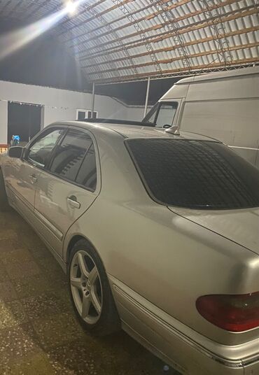 Mercedes-Benz: Mercedes-Benz E 320: 3.2 l | 2000 il Sedan — 5