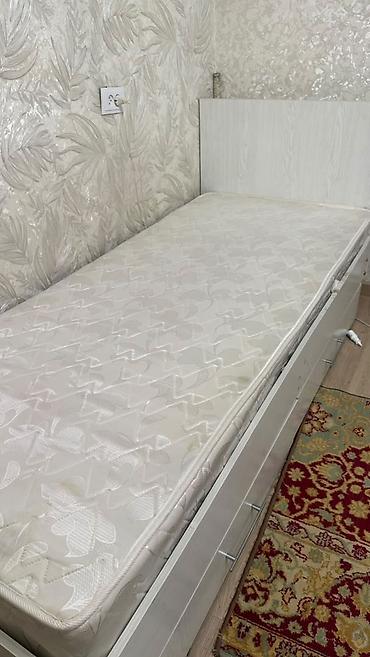 bunk bed: Односпальная кровать с матрасом и выдвижными ящиками для хранения. - — 1