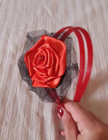 monsoon accessorize srbija: Crvena traka za kosu sa ručno rađenim ukrasom - Materijal: glatka — 1