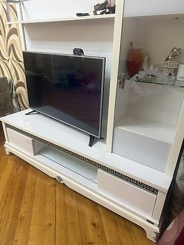 şüşə polka: Ağ rəngli TV stendi və vitrinli divar modulu - Korpus: ağ laminat/MDF — 1