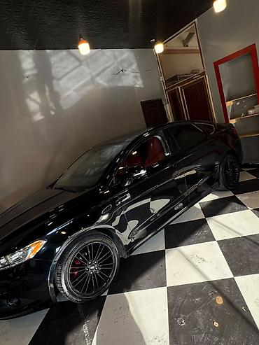 balta disk: Ford sedan – qara eksteryer, aqressiv ön panel və iri bal pətəyi — 2