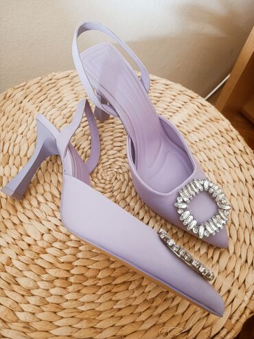 pantalone za starije zene: Salonke, Stradivarius, 37