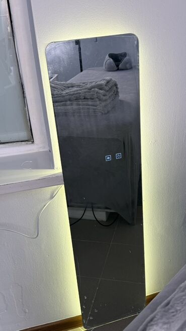 продаю зеркало для дома: Элегантное напольное зеркало с интегрированной подсветкой, идеально