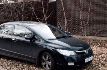 продаю сивик: Honda Civic, автомобиль черного цвета, кузов седан. Модель сочетает в