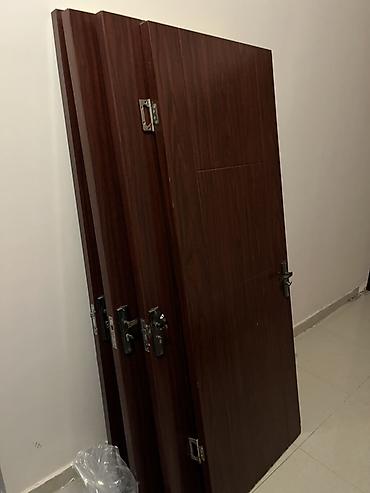 Qatı ağac teksturalı, tünd qəhvəyi rəngdə iç qapılar dəsti -