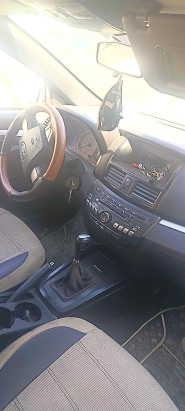 e60 guzgu: Ağ rəngli sedan avtomobil - Kuzov: 4 qapılı sedan, ağ rəng - Nömrə — 6