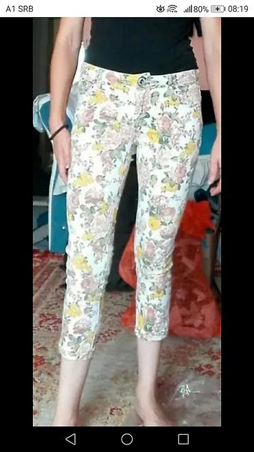 dugi dzemper: Ženske pantalone sa cvetnim printom – kapri dužina - Model: uske — 1
