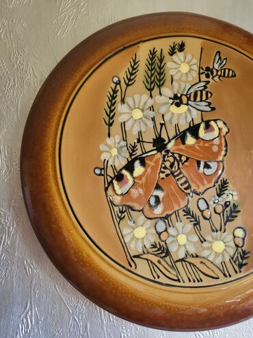 Ostalo posuđe: Tanjir nov za zid,rucni rad,rucno oslikan,pa glaziran. 70,80te — 3