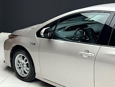 corolla 2022: Toyota Prius: 2017 г., Гибрид, Лифтбек — 4