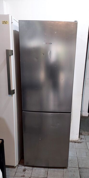 Kuhinjski aparati: Kombinovani frizider Bosch
175x60 cm, 320 litara,
Garancija 12 meseci