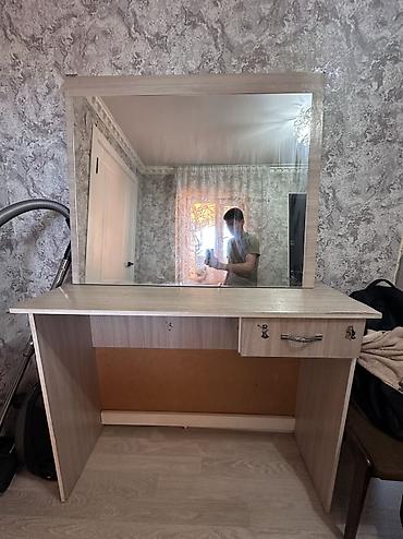 Продается парикмахерский стол и зеркало. Длина стола 120 см Высота