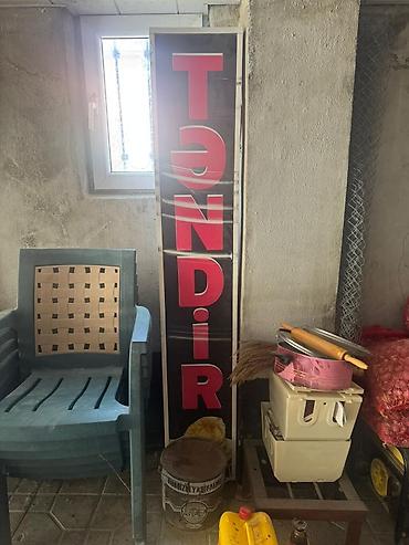 doner reklam: “Təndir” işıqlandırılan vitrin lövhəsi - Mətn: “TƏNDİR” (şaquli — 1