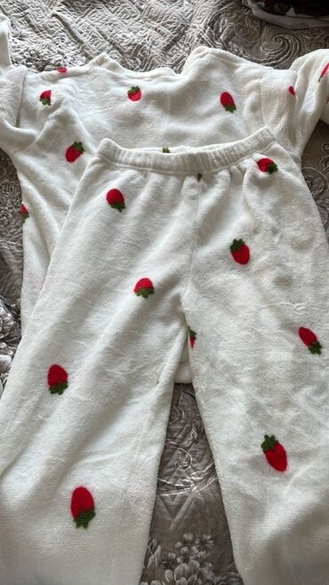 Ночнушки: Qadın pijama dəsti – yumşaq flis parça, ağ rəngdə, üzəri qırmızı