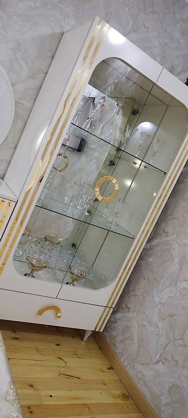 par: Şüşəli vitrin bufet - Rəng: ağ korpus, qızılı dekor xətləri və qızılı — 3