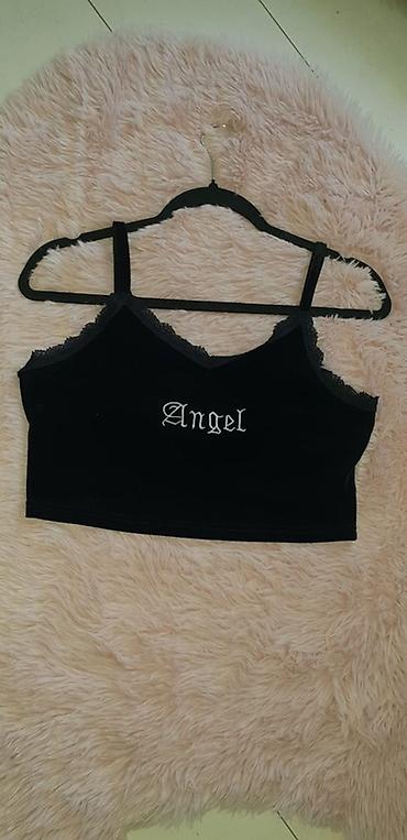 Crni velur crop top sa čipkanim ivicama i tankim naramenicama. Napred — 2