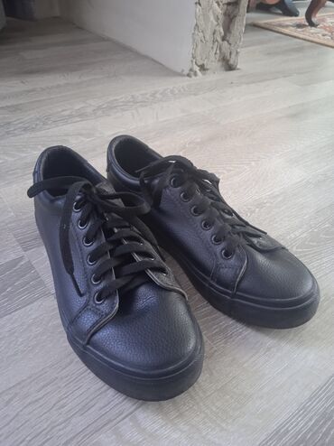 Кроссовки и спортивная обувь: Абсолютно новые черные додо
40 размер