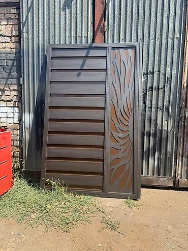 Распашные ворота: Металлические ворота с декоративными элементами предлагают прочное и — 7