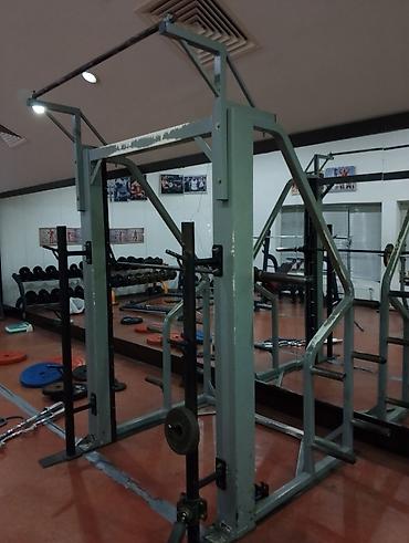 cadır evlər: Çoxfunksiyalı güc qəfəsi (power rack) və Smith trenajoru kombinasiyası — 1
