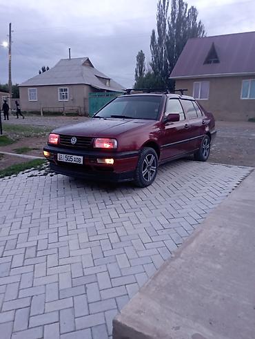салон машины: Volkswagen Vento: 1993 г., Седан — 1