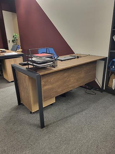 ofis: Masaüstü iş stolu – metal karkaslı, ağac teksturalı laminat səthlə - — 5