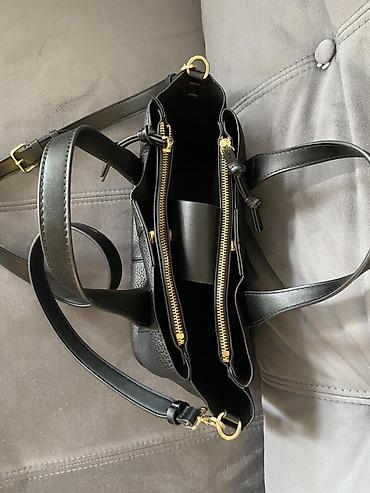 versace chain: Crna ženska torba – strukturirani tote/crossbody model 
Parfios marka — 3