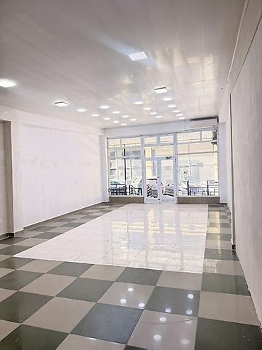 50 m2 ofislər: İcarə üçün obyekt (mağaza/ofis) - Geniş ön fasad və şüşə giriş qapısı — 2