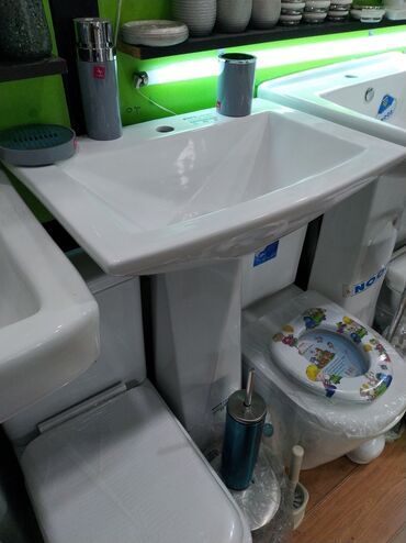 тюльпан: Ayaq üstü quraşdırılan ağ rəngli keramika lavabo, hamam otaqları üçün