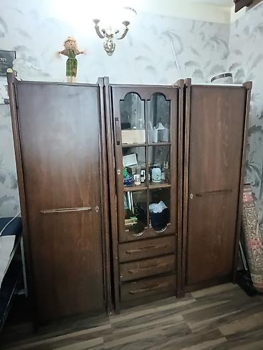 Klassik taxta qonaq otağı dolabı - Material: təbii ağac, tünd qəhvəyi