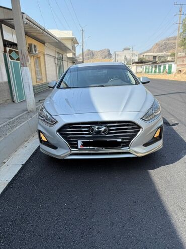 срочно срочно продаю машина: Продается элегантный седан Hyundai Sonata серебристого цвета. Этот