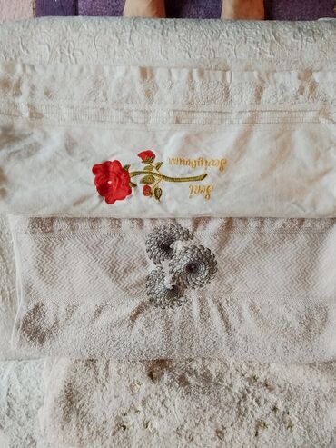 Kurtkalar: 1 yorğan üzü iki yastıq üzü 8 manat tek dəsmal 1 manata can dəsmalı 3 — 8