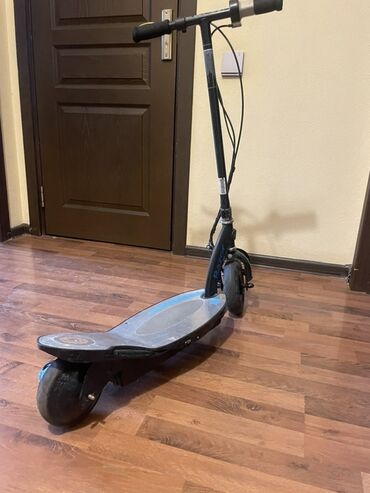 Razor brendinin bu elektrikli skuter modeli uzunömürlü akkumulyatoru