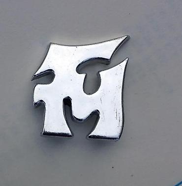 Broševi: Četiri stara broša. Cena za komad 1. FM broš Stari broš. Stilizovana — 2