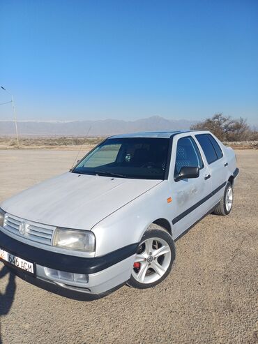 Volkswagen: Volkswagen Vento: 1992 г., 1.8 л, Механика, Газ, Седан