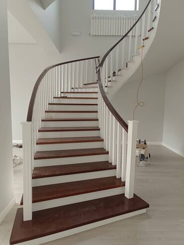 Деревянные лестницы: Стильная деревянная лестница, выполненная в классическом стиле — 34