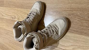 Qadın ayaqqabıları: Bej rəngli yüksək boğaz idman ayaqqabısı - Stil: High-top (yüksək — 1