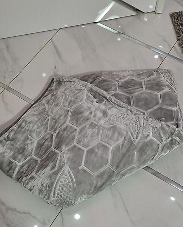 retro stvari: Ćebe 3kg 220x240 3500din
Ćebe 1.5kg 150x200 2500din

T — 3