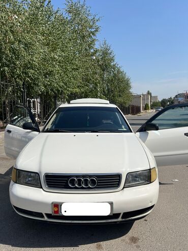 машына приора: Белый седан Audi, представленный на фотографиях, имеет характерную