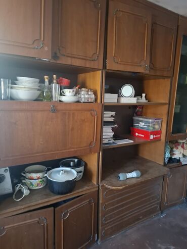 Kreslolar: Açılan, 6 qapı Düz dolab, Stenka