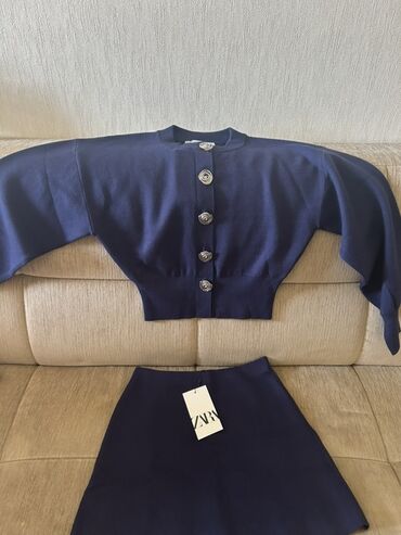 Tünd göy rəngdə, qısa kəsimli Zara jaket və ətək dəsti. Jaketdə spiral