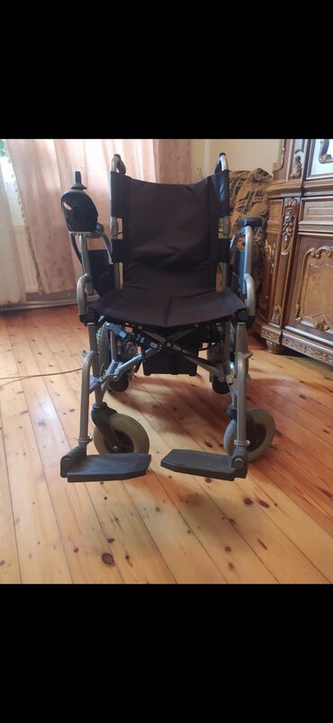 Tibbi geyim: Elektrikli əlil arabası - Joystick idarəetməsi: sağ tərəfdə həssas