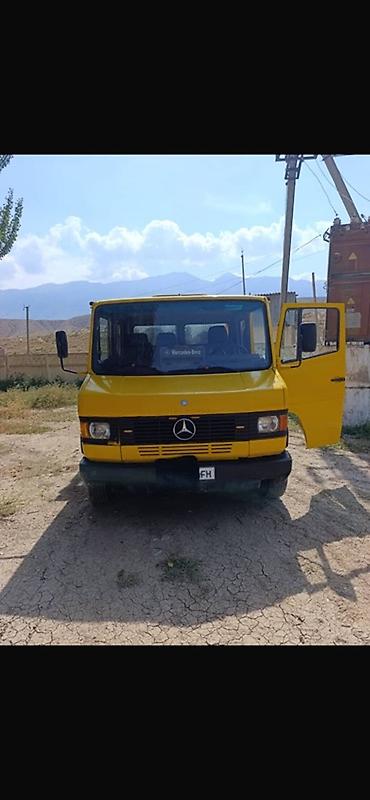 Грузовой бортовой автомобиль Mercedes-Benz (желтый), двойная кабина
