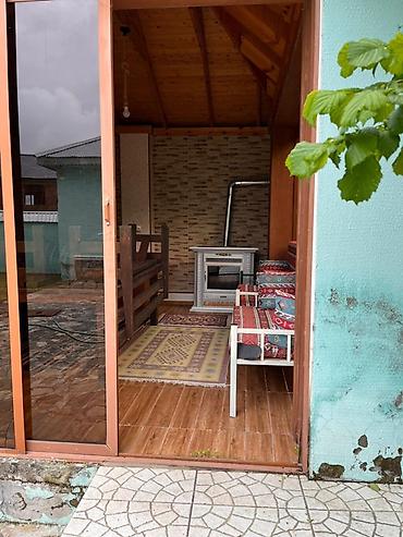 quba a frame evler: Dağlıq, yaşıllıqla əhatələnmiş həyət evi - Geniş daş döşəməli həyət — 4