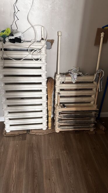 на железных номерах: Батареи. Продам батареи 3 шт. Чугун